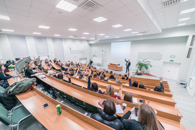 Lekcija Latvijas Universitātes Sociālo zinātņu fakultātes Intas Brikšes auditorijā. null