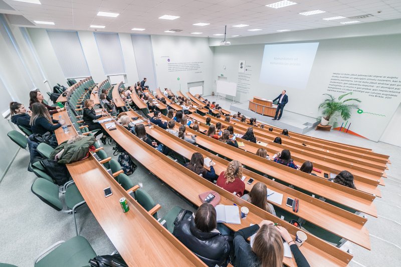 Lekcija Latvijas Universitātes Sociālo zinātņu fakultātes Intas Brikšes auditorijā. null