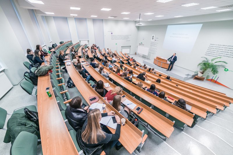 Lekcija Latvijas Universitātes Sociālo zinātņu fakultātes Intas Brikšes auditorijā. null