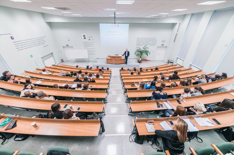 Lekcija Latvijas Universitātes Sociālo zinātņu fakultātes Intas Brikšes auditorijā. Lektors Rolands Tjarve.