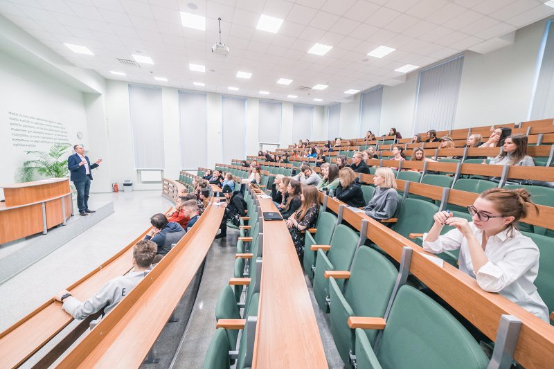 Lekcija Latvijas Universitātes Sociālo zinātņu fakultātes Intas Brikšes auditorijā. Lektors Rolands Tjarve.