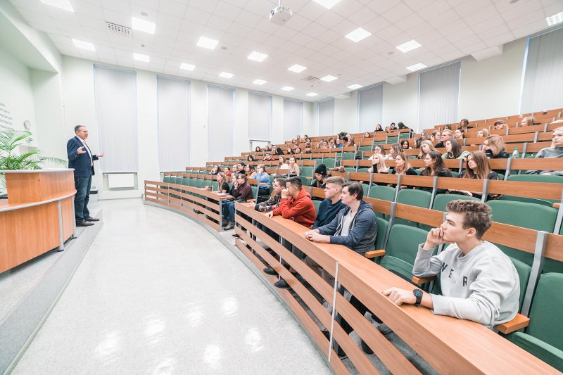 Lekcija Latvijas Universitātes Sociālo zinātņu fakultātes Intas Brikšes auditorijā. Lektors Rolands Tjarve.