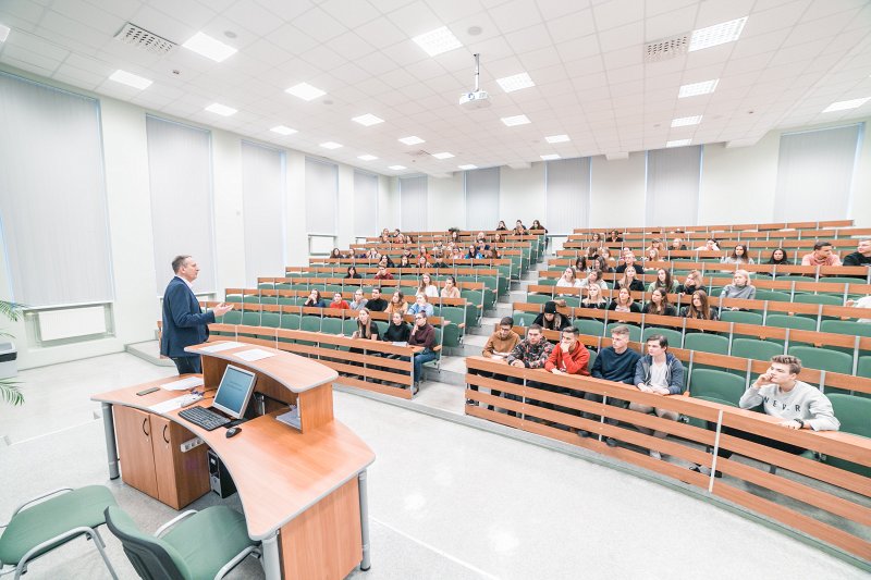 Lekcija Latvijas Universitātes Sociālo zinātņu fakultātes Intas Brikšes auditorijā. Lektors Rolands Tjarve.