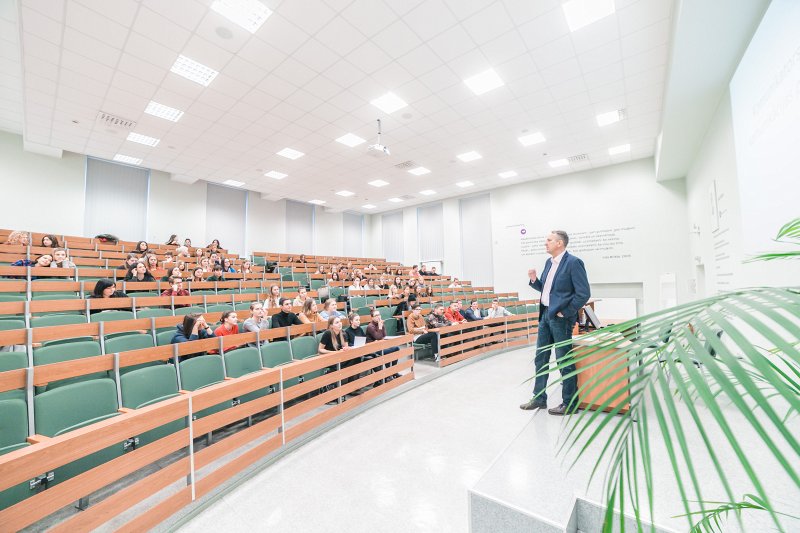 Lekcija Latvijas Universitātes Sociālo zinātņu fakultātes Intas Brikšes auditorijā. Lektors Rolands Tjarve.