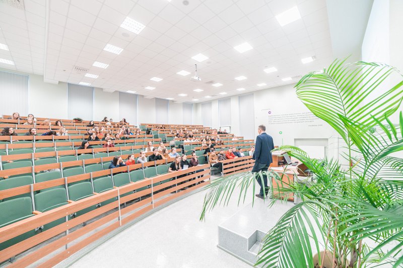 Lekcija Latvijas Universitātes Sociālo zinātņu fakultātes Intas Brikšes auditorijā. Lektors Rolands Tjarve.