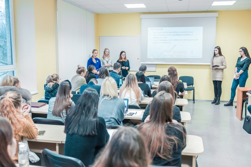 Lekcija Latvijas Universitātes Sociālo zinātņu fakultātē. null