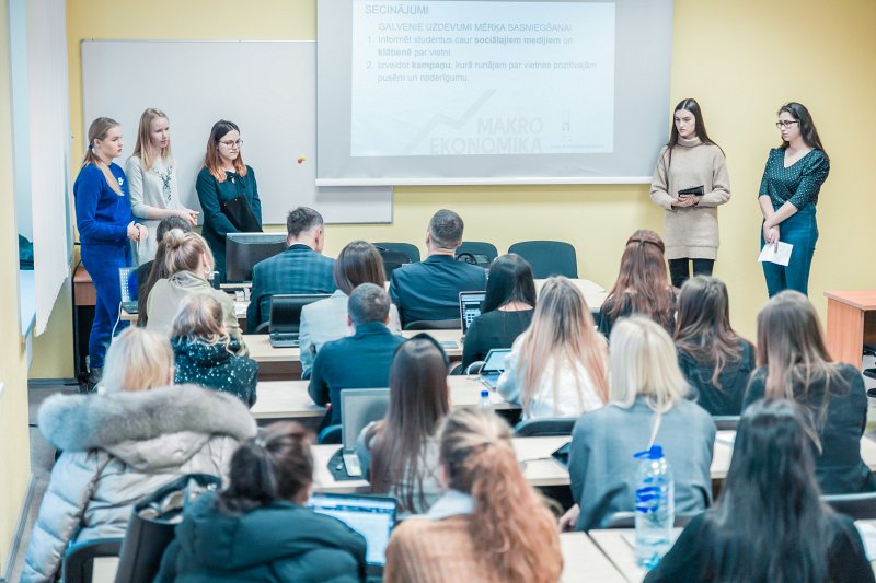 Lekcija Latvijas Universitātes Sociālo zinātņu fakultātē. null