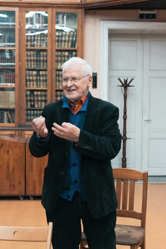 Latvijas Universitātes Bibliotēkas izstādes «Mani gadi uz mani neattiecas», kas veltīta LU Teoloģijas fakultātes docenta Dr. theol. Jura Cālīša jubilejai, atklāšana Bibliotēkā Raiņa bulvārī. LU Teoloģijas fakultātes docents Dr. theol. Juris Cālītis.