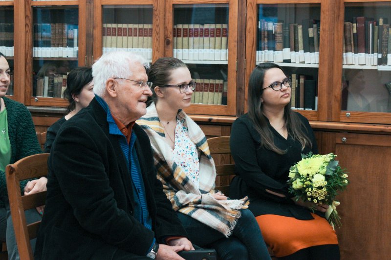 Latvijas Universitātes Bibliotēkas izstādes «Mani gadi uz mani neattiecas», kas veltīta LU Teoloģijas fakultātes docenta Dr. theol. Jura Cālīša jubilejai, atklāšana Bibliotēkā Raiņa bulvārī. No kreisās: LU Teoloģijas fakultātes docents Dr.theol.  Juris Cālītis, LU Bibliotēkas informācijas speciāliste Ieva Bekmane, LU Bibliotēkas bibliotekāre Baiba Krišjāne-Reinika.