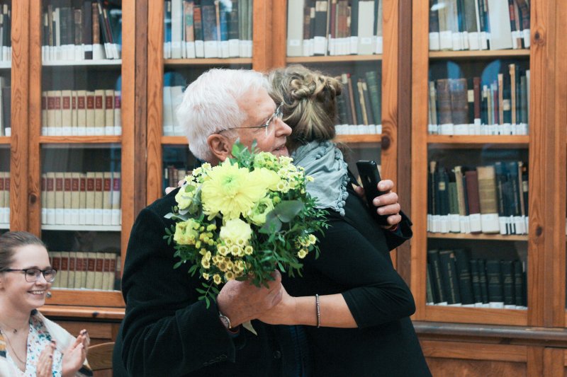 Latvijas Universitātes Bibliotēkas izstādes «Mani gadi uz mani neattiecas», kas veltīta LU Teoloģijas fakultātes docenta Dr. theol. Jura Cālīša jubilejai, atklāšana Bibliotēkā Raiņa bulvārī. No kreisās: LU Teoloģijas fakultātes Dr.theol. docents Juris Cālītis, LU Bibliotēkas bibliotekāre Agra Blūma.