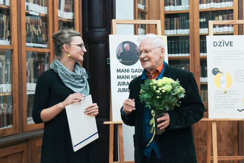 Latvijas Universitātes Bibliotēkas izstādes «Mani gadi uz mani neattiecas», kas veltīta LU Teoloģijas fakultātes docenta Dr. theol. Jura Cālīša jubilejai, atklāšana Bibliotēkā Raiņa bulvārī. No labās: LU Teoloģijas fakultātes Dr. theol. docents Juris Cālītis, LU Bibliotēkas bibliotekāre Agra Blūma.