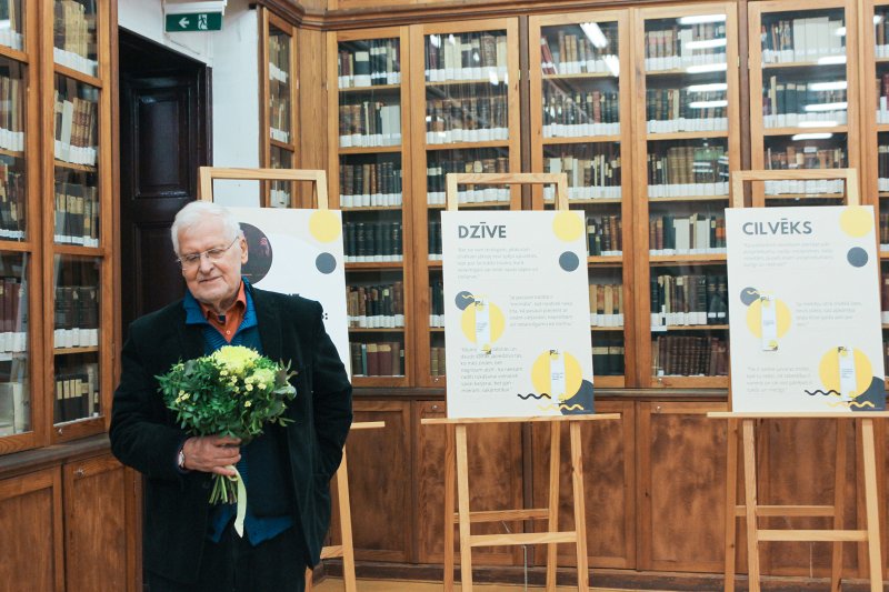 Latvijas Universitātes Bibliotēkas izstādes «Mani gadi uz mani neattiecas», kas veltīta LU Teoloģijas fakultātes docenta Dr. theol. Jura Cālīša jubilejai, atklāšana Bibliotēkā Raiņa bulvārī. LU Teoloģijas fakultātes docents Dr. theol. Juris Cālītis.