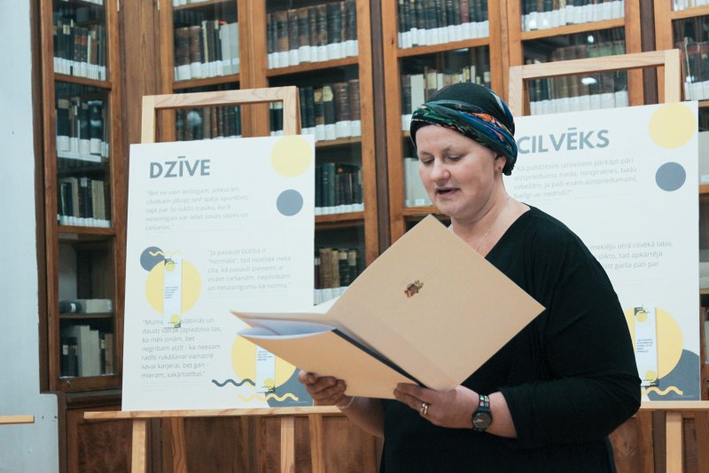 Latvijas Universitātes Bibliotēkas izstādes «Mani gadi uz mani neattiecas», kas veltīta LU Teoloģijas fakultātes docenta Dr. theol. Jura Cālīša jubilejai, atklāšana Bibliotēkā Raiņa bulvārī. LU Teoloģijas fakultātes dekāne prof. Dace Balode.