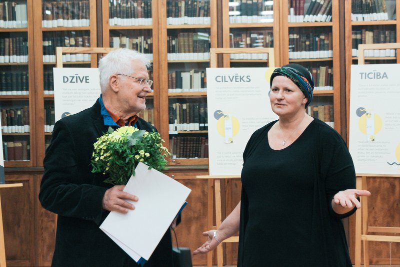 Latvijas Universitātes Bibliotēkas izstādes «Mani gadi uz mani neattiecas», kas veltīta LU Teoloģijas fakultātes docenta Dr. theol. Jura Cālīša jubilejai, atklāšana Bibliotēkā Raiņa bulvārī. No kreisās: LU Teoloģijas fakultātes docents Dr. theol. Juris Cālītis, LU Teoloģijas fakultātes dekāne prof. Dace Balode.