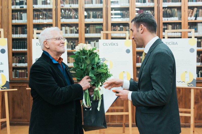 Latvijas Universitātes Bibliotēkas izstādes «Mani gadi uz mani neattiecas», kas veltīta LU Teoloģijas fakultātes docenta Dr. theol. Jura Cālīša jubilejai, atklāšana Bibliotēkā Raiņa bulvārī. No kreisās: LU Teoloģijas fakultātes docents Dr. theol. Juris Cālītis, LU absolvents Mārtiņš Staķis.