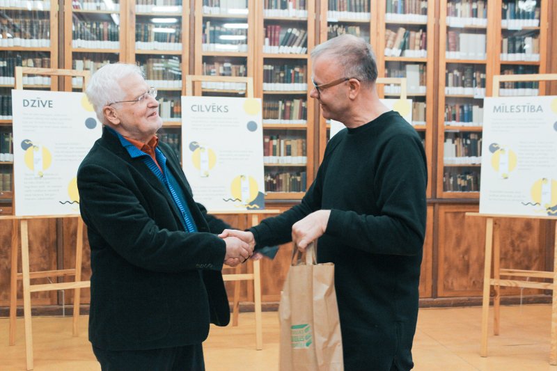 Latvijas Universitātes Bibliotēkas izstādes «Mani gadi uz mani neattiecas», kas veltīta LU Teoloģijas fakultātes docenta Dr. theol. Jura Cālīša jubilejai, atklāšana Bibliotēkā Raiņa bulvārī. No kreisās: LU Teoloģijas fakultātes docents Dr. theol. Juris Cālītis, LU Teoloģijas fakultātes profesors Valdis Tēraudkalns.