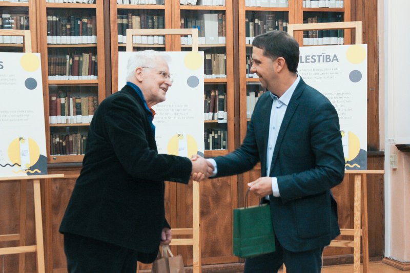 Latvijas Universitātes Bibliotēkas izstādes «Mani gadi uz mani neattiecas», kas veltīta LU Teoloģijas fakultātes docenta Dr. theol. Jura Cālīša jubilejai, atklāšana Bibliotēkā Raiņa bulvārī. No kreisās: LU Teoloģijas fakultātes docents Dr. theol. Juris Cālītis, LU Teoloģijas fakultātes asistenta p.i., doktorants Ģirts Rozners.