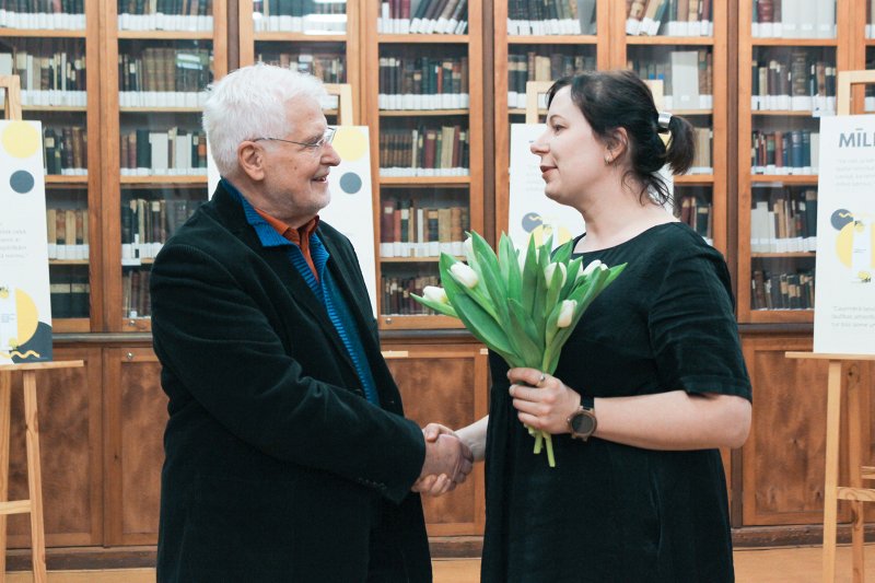 Latvijas Universitātes Bibliotēkas izstādes «Mani gadi uz mani neattiecas», kas veltīta LU Teoloģijas fakultātes docenta Dr. theol. Jura Cālīša jubilejai, atklāšana Bibliotēkā Raiņa bulvārī. LU docentu Dr. theol. Juri Cālīti sveic LU Teoloģijas fakultātes studenti.