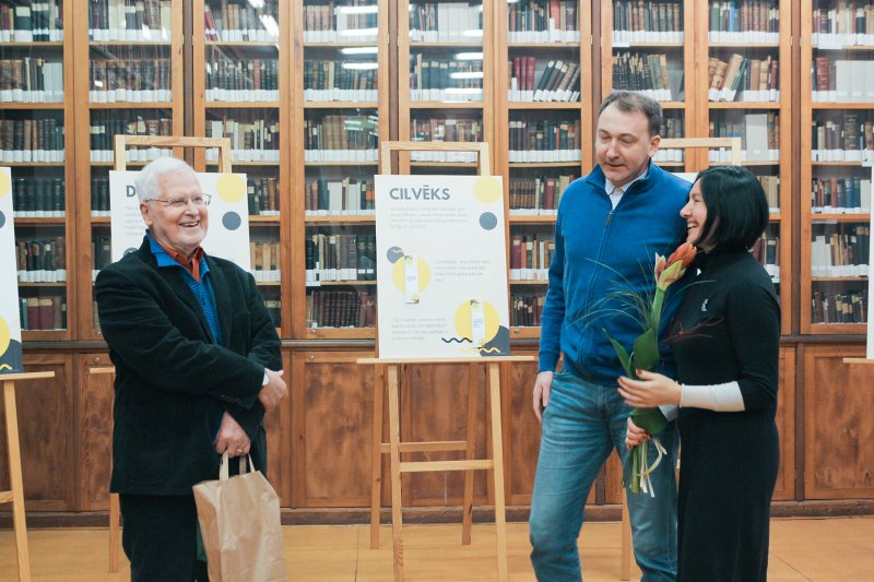 Latvijas Universitātes Bibliotēkas izstādes «Mani gadi uz mani neattiecas», kas veltīta LU Teoloģijas fakultātes docenta Dr. theol. Jura Cālīša jubilejai, atklāšana Bibliotēkā Raiņa bulvārī. LU docentu Dr. theol. Juri Cālīti sveic LU Teoloģijas fakultātes studenti.