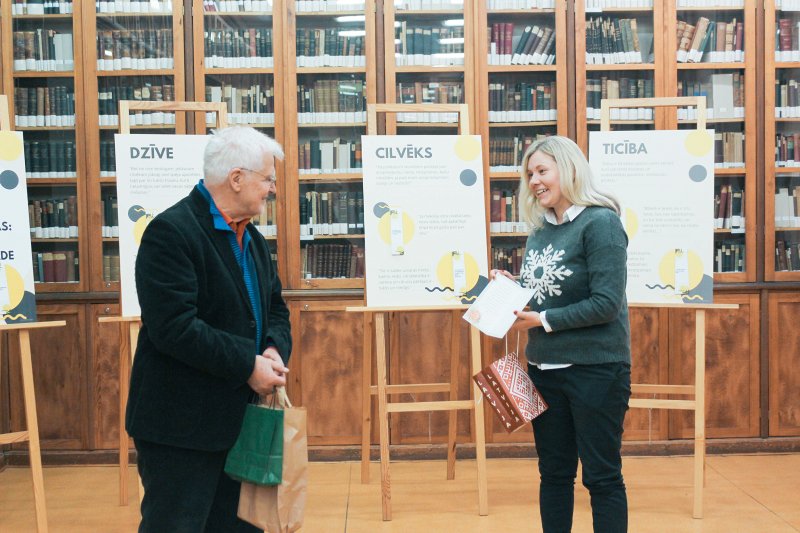 Latvijas Universitātes Bibliotēkas izstādes «Mani gadi uz mani neattiecas», kas veltīta LU Teoloģijas fakultātes docenta Dr. theol. Jura Cālīša jubilejai, atklāšana Bibliotēkā Raiņa bulvārī. LU docentu Dr. theol. Juri Cālīti sveic LU Teoloģijas fakultātes studenti.