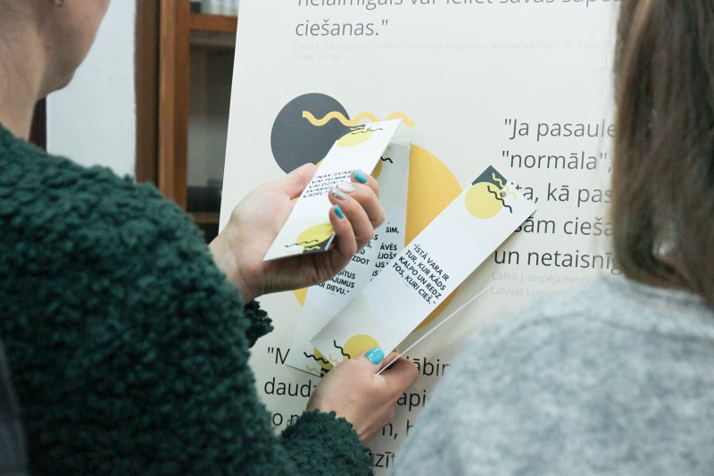 Latvijas Universitātes Bibliotēkas izstādes «Mani gadi uz mani neattiecas», kas veltīta LU Teoloģijas fakultātes docenta Dr. theol. Jura Cālīša jubilejai, atklāšana Bibliotēkā Raiņa bulvārī. null