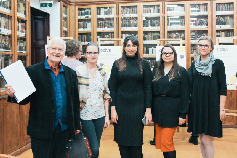 Latvijas Universitātes Bibliotēkas izstādes «Mani gadi uz mani neattiecas», kas veltīta LU Teoloģijas fakultātes docenta Dr. theol. Jura Cālīša jubilejai, atklāšana Bibliotēkā Raiņa bulvārī. No kreisās: LU Teoloģijas fakultātes docents Dr. theol. Juris Cālītis un izstādes veidotājas - LU Bibliotēkas informācijas speciāliste Ieva Bekmane, LU Bibliotēkas galvenā bibliotekāre Ilze Veigura, LU Bibliotēkas bibliotekāre Baiba Krišjāne-Reinika, LU Bibliotēkas bibliotekāre Agra Blūma.