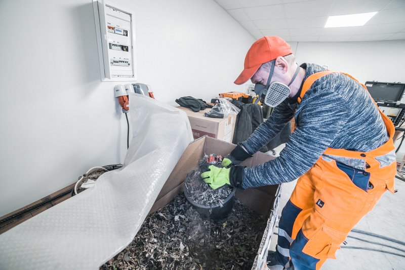 Atkritumi, kas sagatavoti pārstrādei Latvijas Universitātes pētniecības projekta «Mainīga rakstura degvielas gazifikācijas procesa izstrāde cieto atkritumu pārstrādei» ietvaros izveidotajā eksperimentālajā iekārtā. null