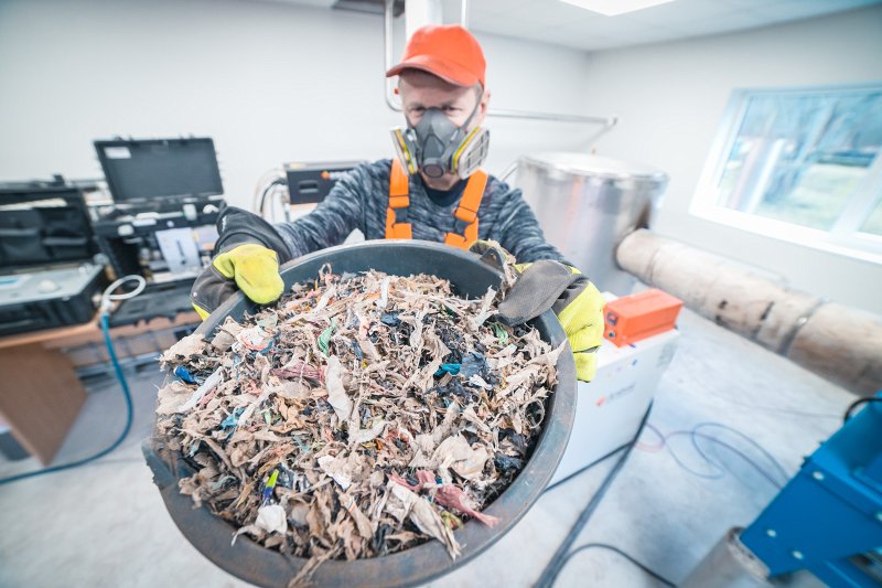Atkritumi, kas sagatavoti pārstrādei Latvijas Universitātes pētniecības projekta «Mainīga rakstura degvielas gazifikācijas procesa izstrāde cieto atkritumu pārstrādei» ietvaros izveidotajā eksperimentālajā iekārtā. null
