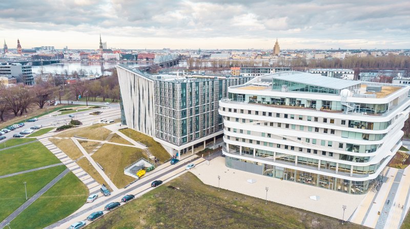 Latvijas Universitātes Akadēmiskā centra Zinātņu māja un Dabas māja. null