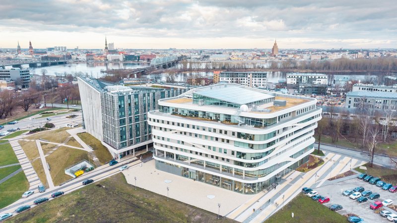 Latvijas Universitātes Akadēmiskā centra Zinātņu māja un Dabas māja. null
