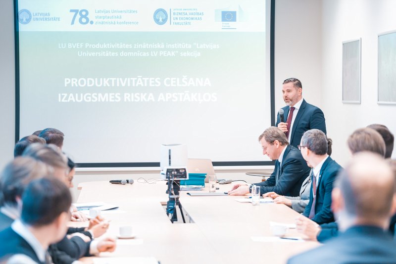Latvijas Universitātes 78. starptautiskās zinātniskās konferences sekcija «Produktivitātes celšana izaugsmes riska apstākļos». Eiropas Komisijas pārstāvniecības Latvijā vadītāja p.i. Andris Kužnieks.