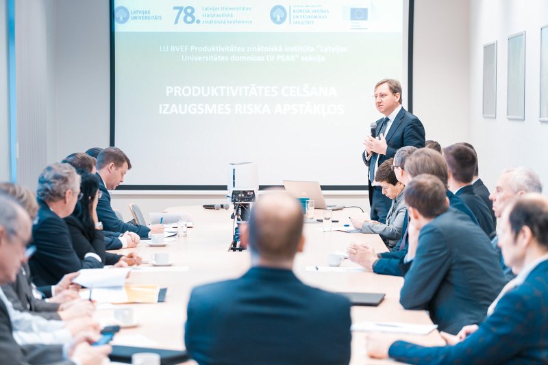Latvijas Universitātes 78. starptautiskās zinātniskās konferences sekcija «Produktivitātes celšana izaugsmes riska apstākļos». Latvijas Produktivitātes padomes LV PEAK priekšsēdētājs, LU BVEF dekāns prof. Gundars Bērziņš.
