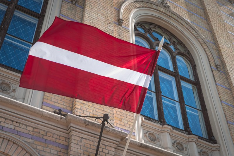 Latvijas karogs pie Latvijas Universitātes galvenās ēkas. null