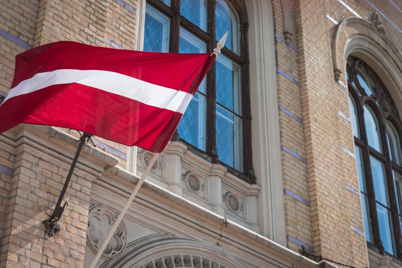 Latvijas karogs pie Latvijas Universitātes galvenās ēkas. null