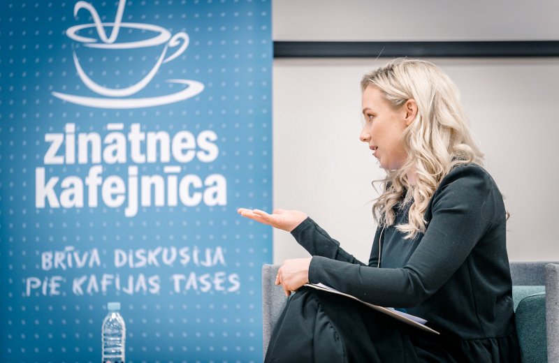 Latvijas Universitātes «Zinātnes kafejnīcas» diskusija «Kā ārkārtas situācija ietekmē iedzīvotāju paradumus un veselību?» Pasākuma vadītāja, LU pētniece un zinātnisko projektu vadītāja L'Oreal (Polija un Baltija) Ilze Dimanta.
