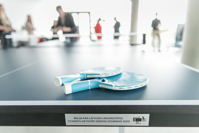 Eiropas Komisijas pārstāvniecība Latvijā dāvina galda tenisa galdu Latvijas Universitātei kā aktīvākajai augstskolai Eiropas eksāmena kārtošanā. null