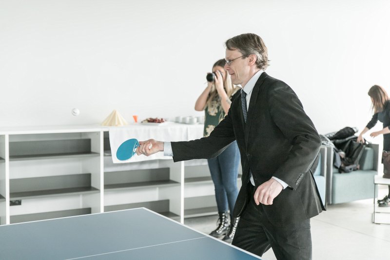 Eiropas Komisijas pārstāvniecība Latvijā dāvina galda tenisa galdu Latvijas Universitātei kā aktīvākajai augstskolai Eiropas eksāmena kārtošanā. null