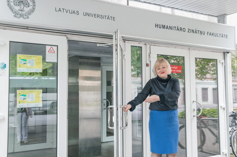 Facebook tiešraides „Ienāc Latvijas Universitātē!” filmēšana. Humanitāro zinātņu fakultātes dekāne Indra Karapetjana.