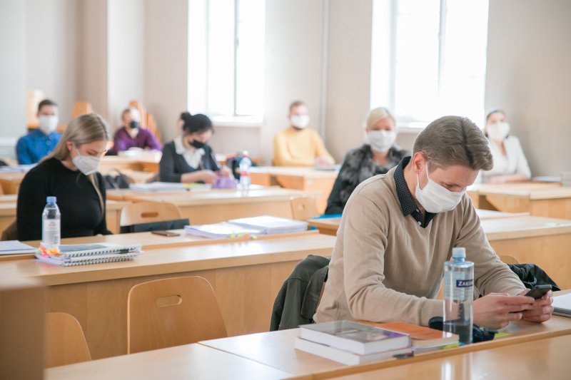 Īsi pirms jurista kvalifikācijas eksāmena Latvijas Universitātes Juridiskajā fakultātē. null