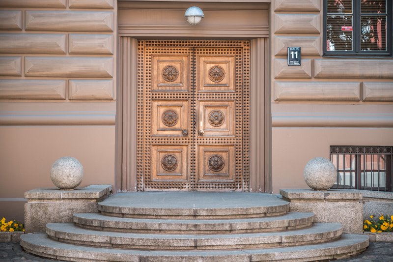 Rīga, Vecrīga. Saeimas ēkas ieejas durvis. null
