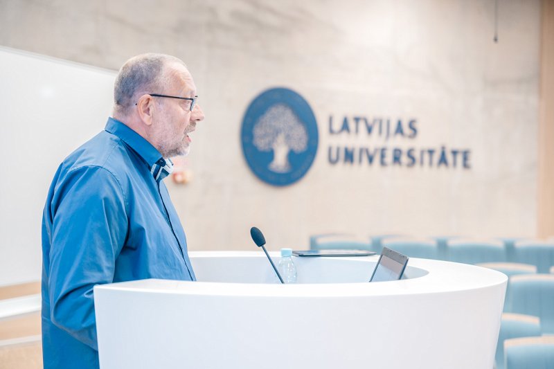 Latvijas Universitātes pasākums „Padomi eksāmeniem”. Jānis Švirksts, LU Ķīmijas fakultātes asociētais profesors.