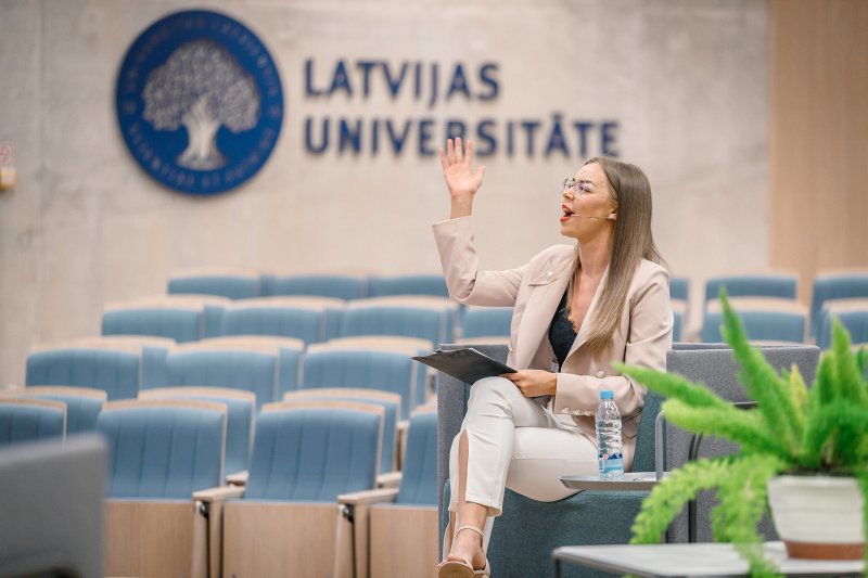 Latvijas Universitātes informatīvs pasākums «Ko studēt?». Pasākuma moderatore Sindija Bokāne.