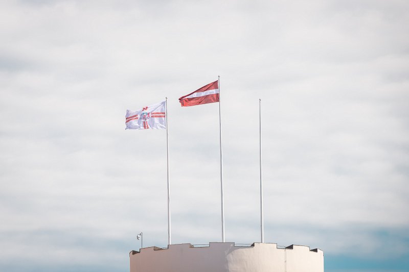 Rīga, Vecrīga. Rīgas pils Svētā Gara tornis, karogi. Latvijas karogs, Valsts prezidenta standarts. null