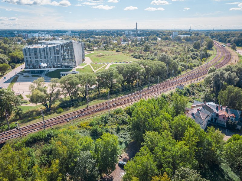 Latvijas Universitātes Akadēmiskais centrs un teritorija, kurā plānots to paplašināt. Dabas māja, dzelzceļš. null