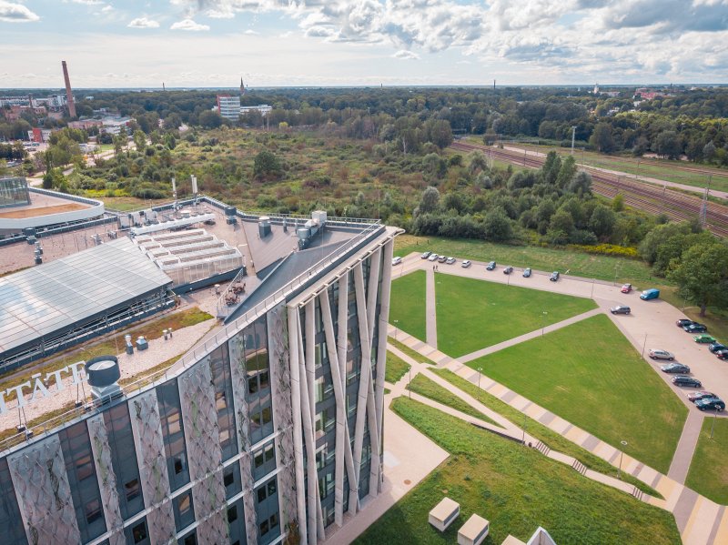 Latvijas Universitātes Akadēmiskais centrs un teritorija, kurā plānots to paplašināt. Dabas māja, dzelzceļš, null
