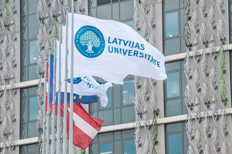 Karogi pie Latvijas Universitātes Akadēmiskā centra Dabas mājas. null