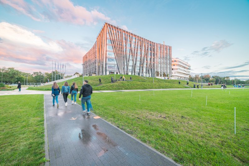 Latvijas Universitātes Akadēmiskais centrs, Dabas māja un Zinātņu māja. Latvijas Universitātes jauno studentu svētku «Aristotelis» laikā.