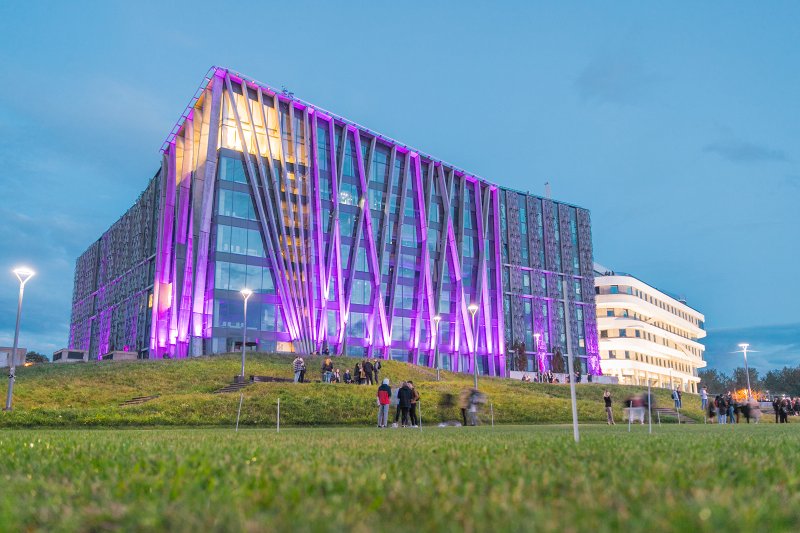 Latvijas Universitātes Akadēmiskais centrs, Dabas māja un Zinātņu māja. Latvijas Universitātes jauno studentu svētku «Aristotelis» laikā.