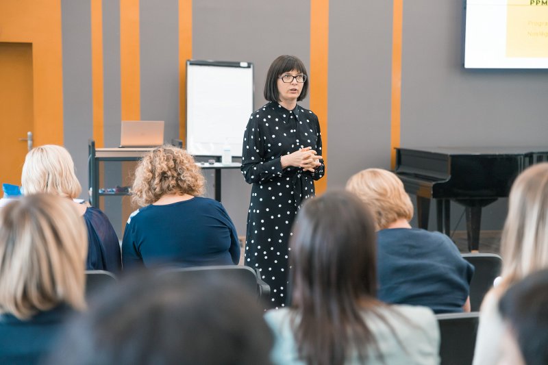 Latvijas Universitātes Pedagoģijas, psiholoģijas un mākslas fakultāte. Ikgadējā darbinieku sanāksme. LU Pedagoģijas, psiholoģijas un mākslas fakultātes dekāne prof. Linda Daniela.