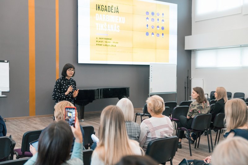 Latvijas Universitātes Pedagoģijas, psiholoģijas un mākslas fakultāte. Ikgadējā darbinieku sanāksme. LU Pedagoģijas, psiholoģijas un mākslas fakultātes dekāne prof. Linda Daniela.